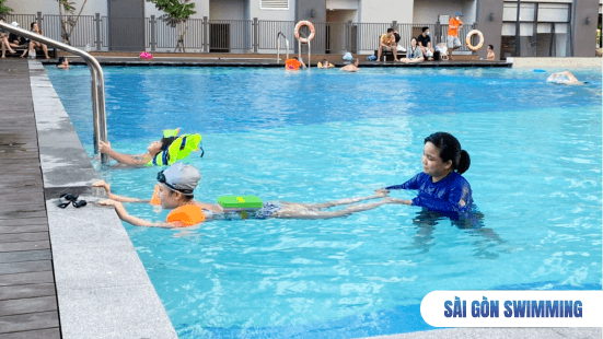 Hình ảnh giáo viên nữ hướng dẫn bơi cho học viên